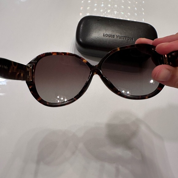 Louis Vuitton sunglasses - Picture 3 of 5